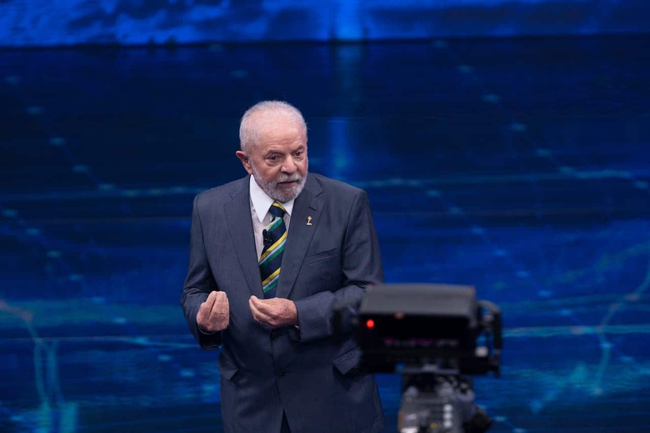 Lula discursando em programa de televisão.