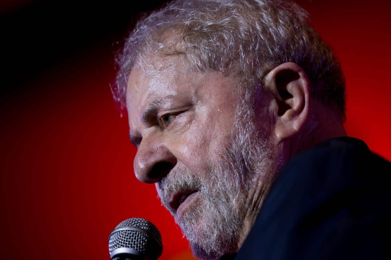 Presidente Lula falando ao microfone