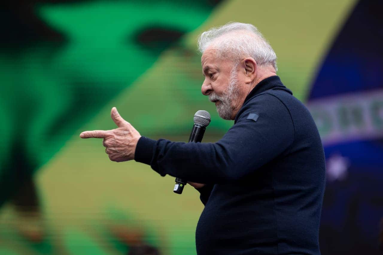 Lula falando em microfone