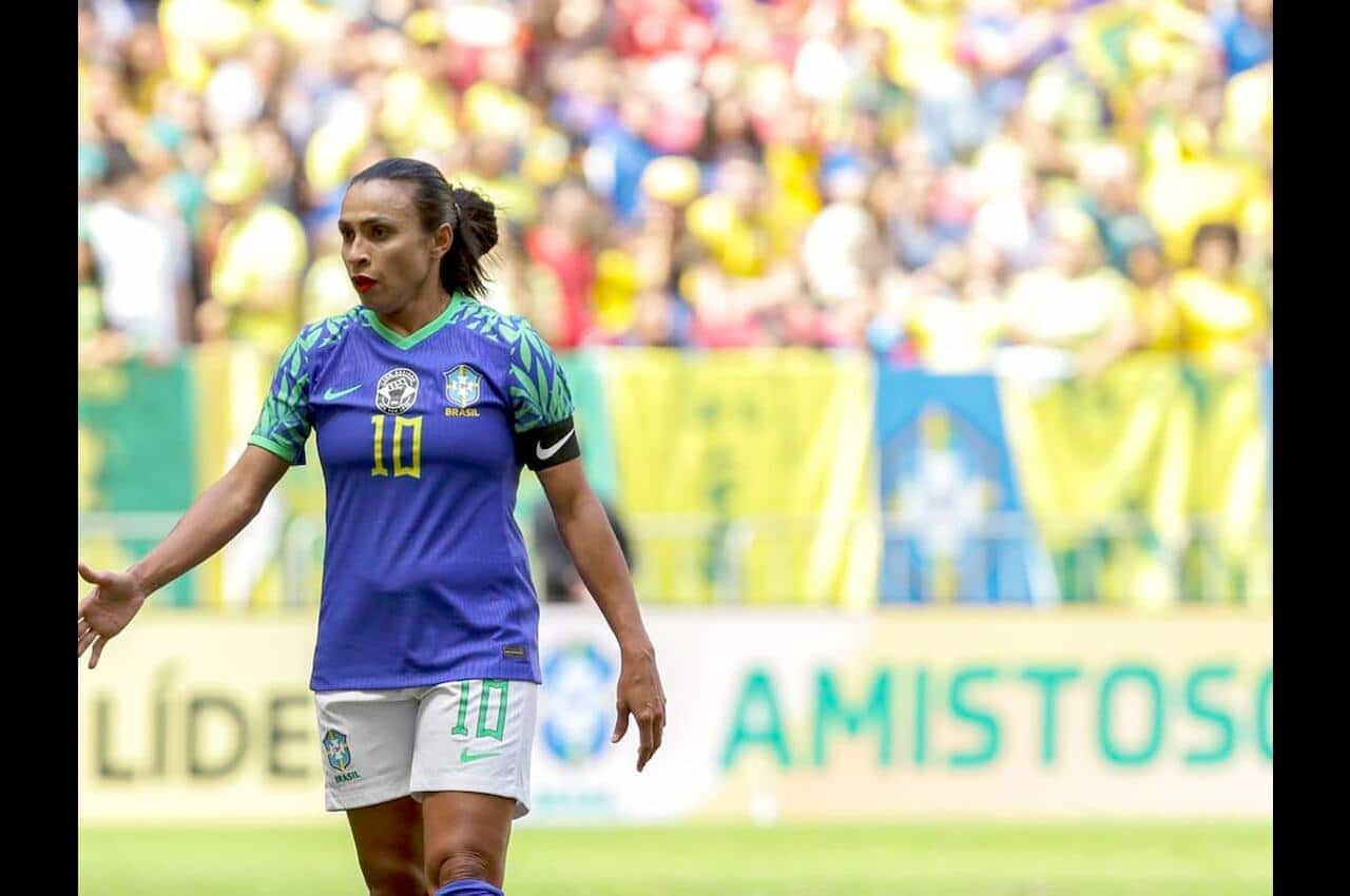 Na imagem, jogadora Marta em campo