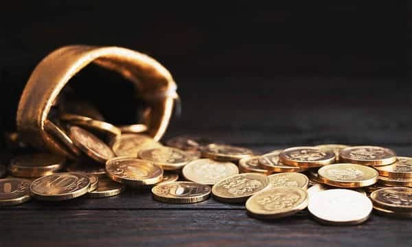 Moedas espalhadas em um fundo preto