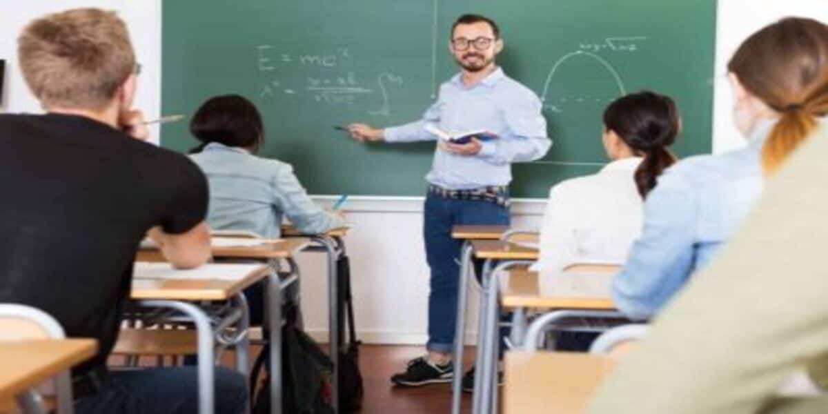 Professor em sala de aula com alunos