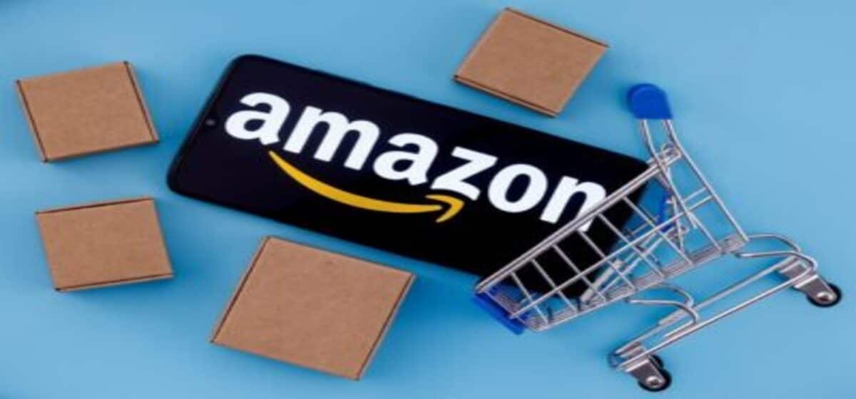 Foto vista de cima de um carrinho com um celular dentro escrito amazon e várias caixas espalhadas ao redor.
