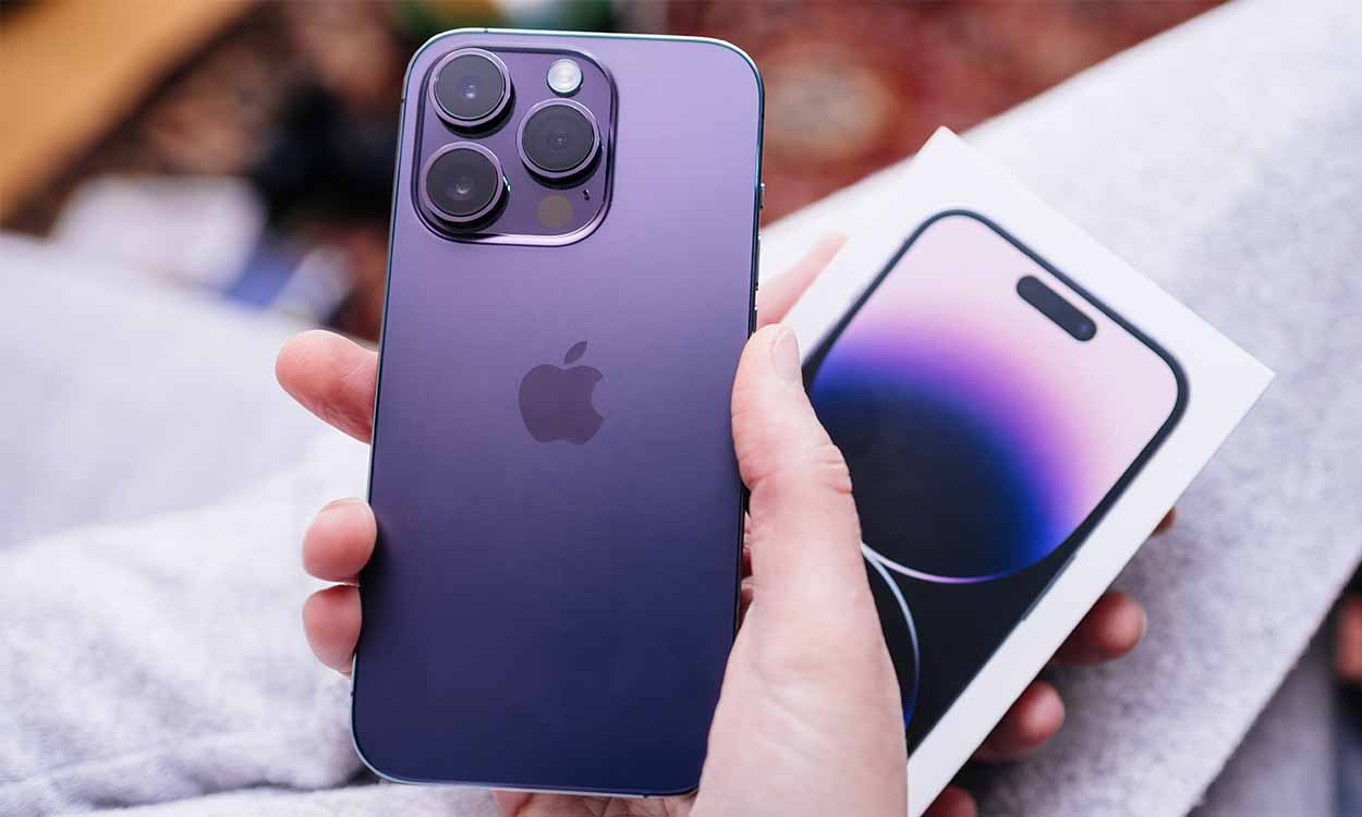 Imagem de um iPhone e a caixa de um celular