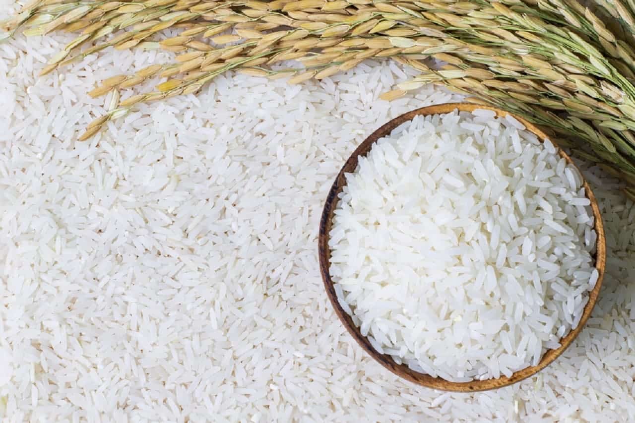 Imagem de uma tigela de arroz e de grãos do cereal Anvisa