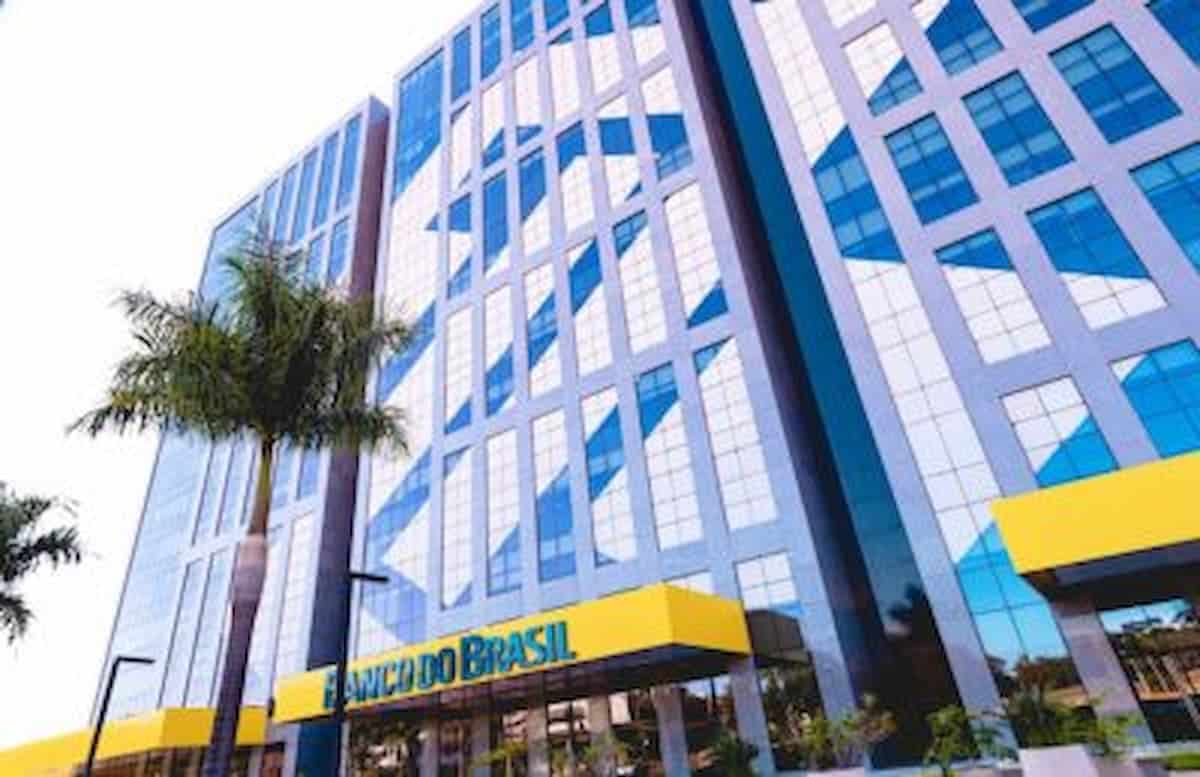 Fachada Banco do Brasil em prédio espelhado