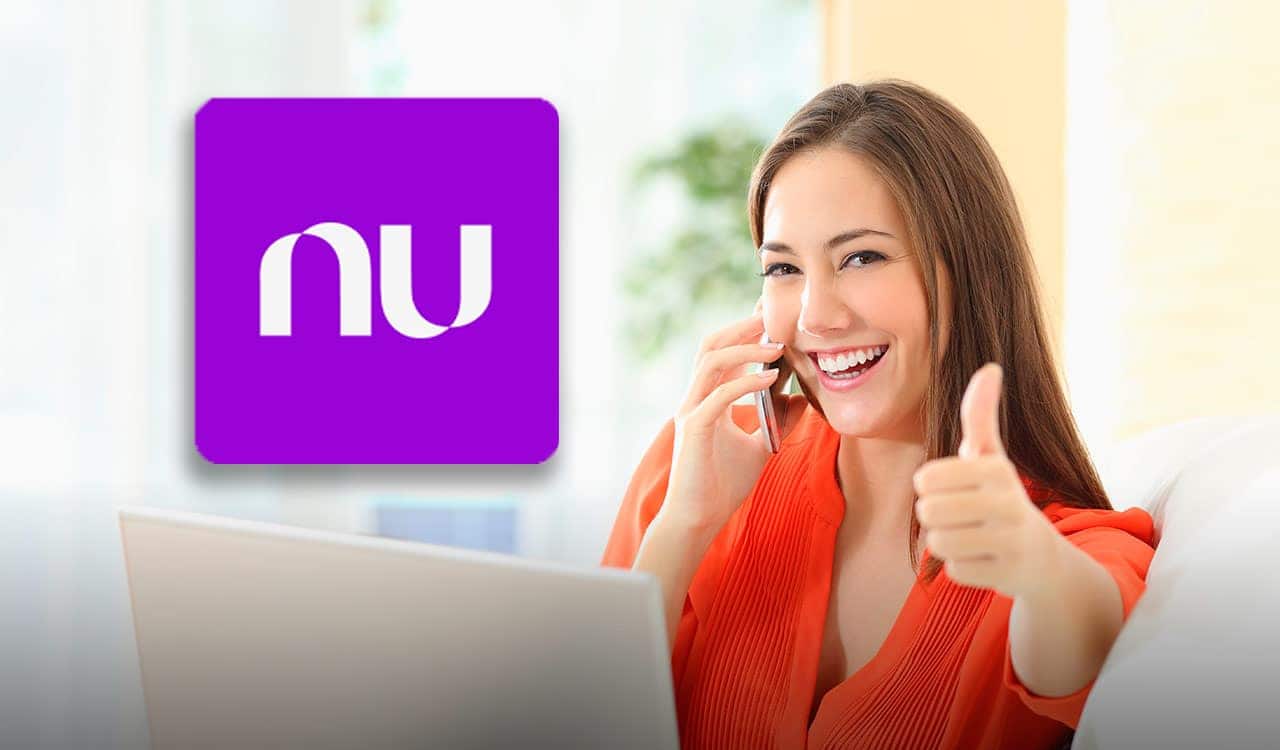 Mulher segura celular no ouvido e faz sinal de beleza com a outra mão, enquanto sorri. Ao lado, adicionado via edição, o logo do Nubank