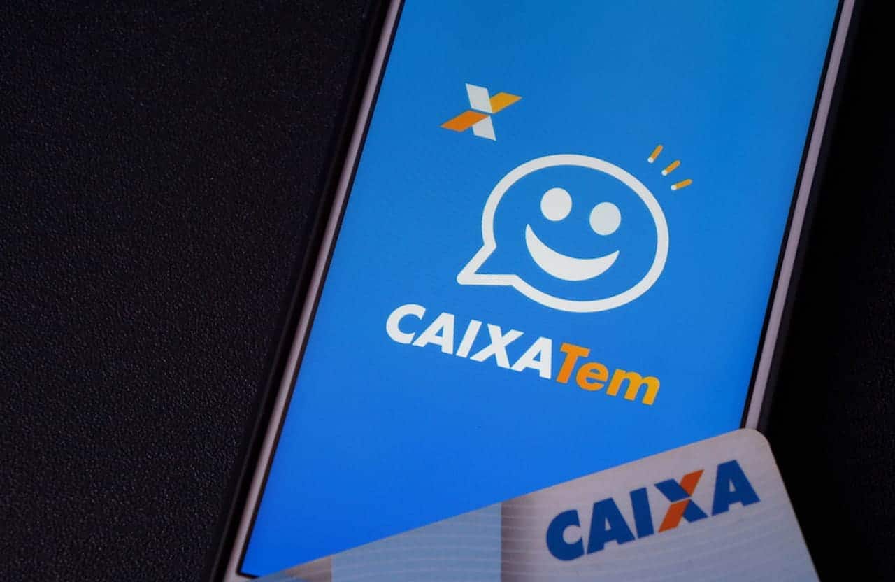 Celular com app Caixa Tem aberto e cartão Caixa