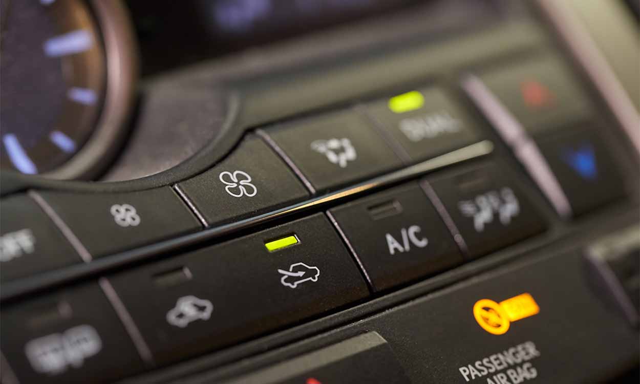 Foto aproximada de botões no painel do carro