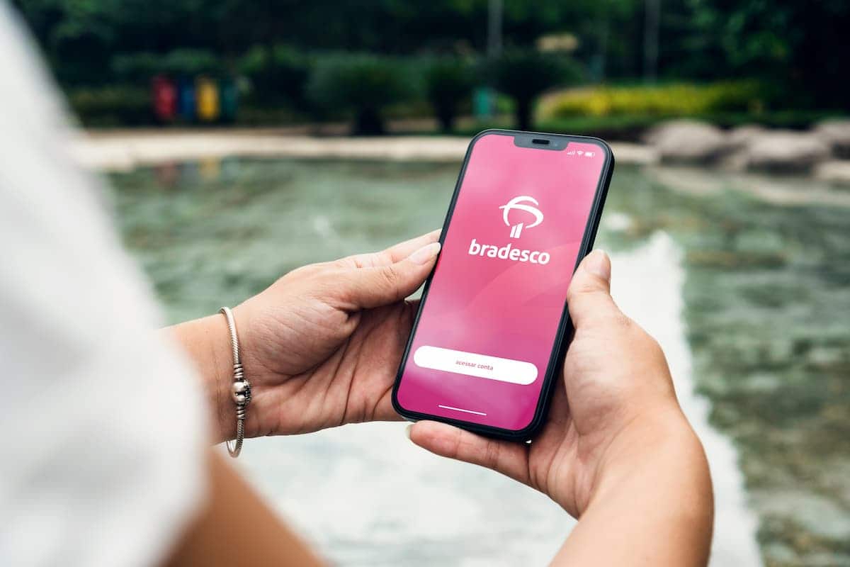 Aplicativo Bradesco em celular de cliente andando em barco