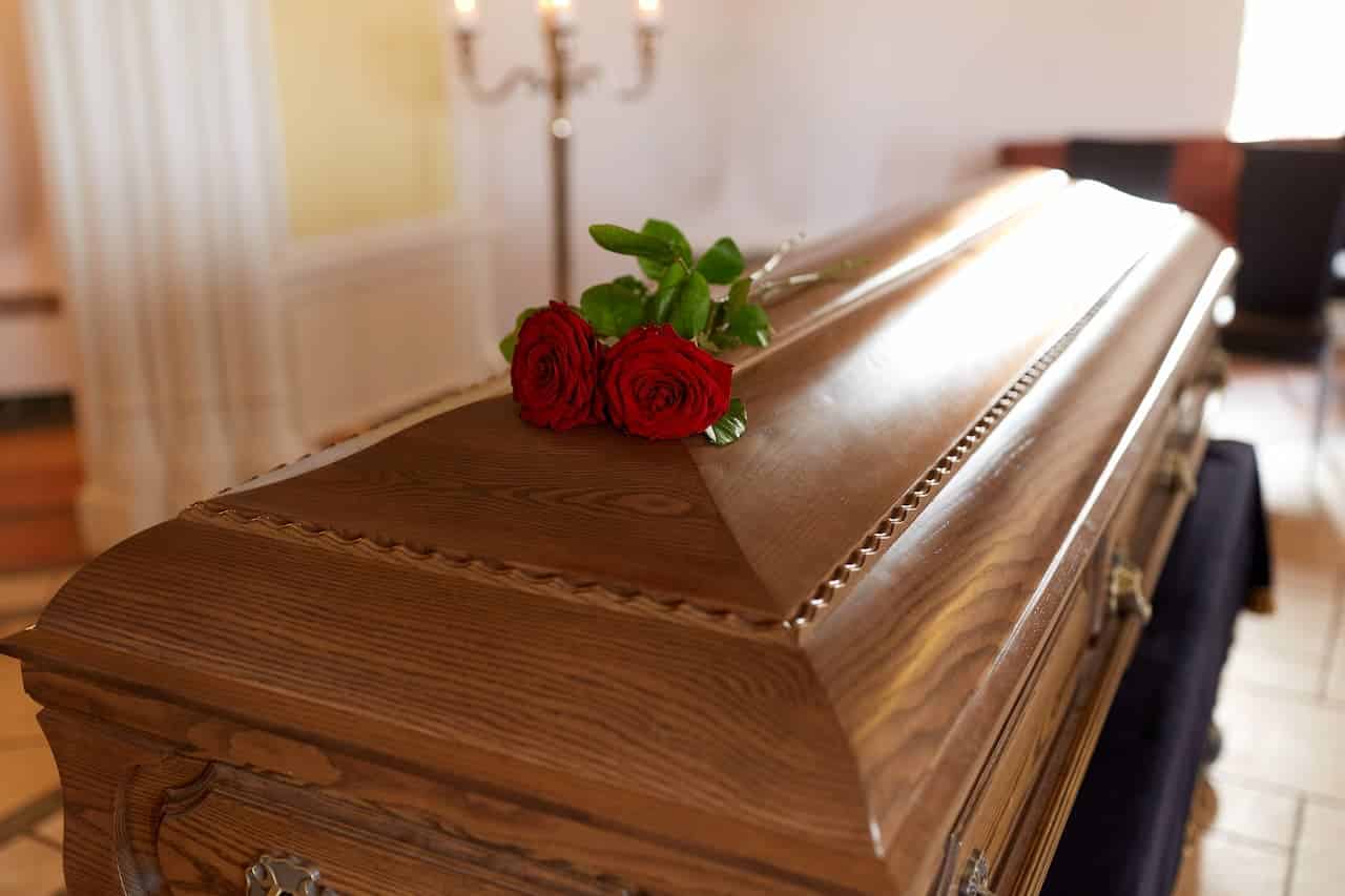 Caixão com rosas vermelhas. pensão