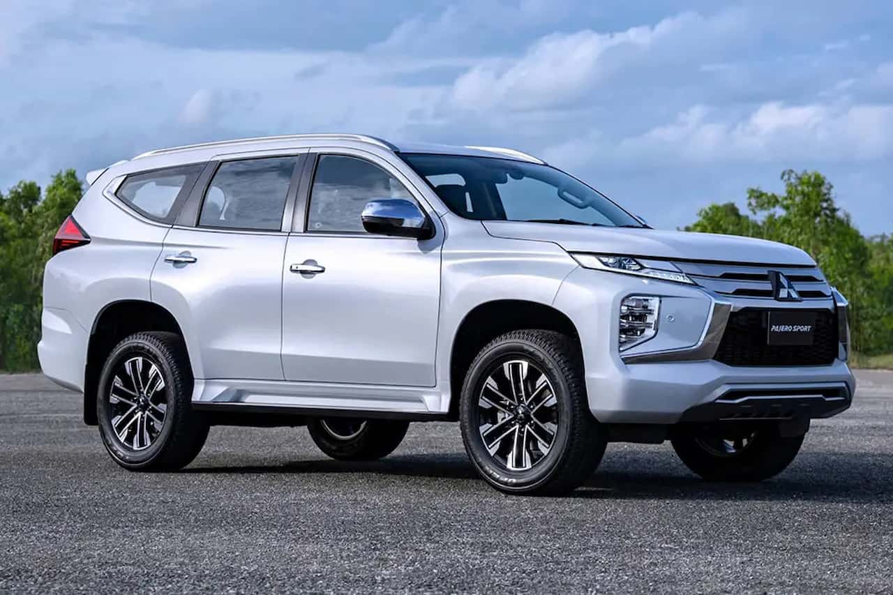 Carro na cor prata de modelo Pajero Sport, da Mitsubishi.