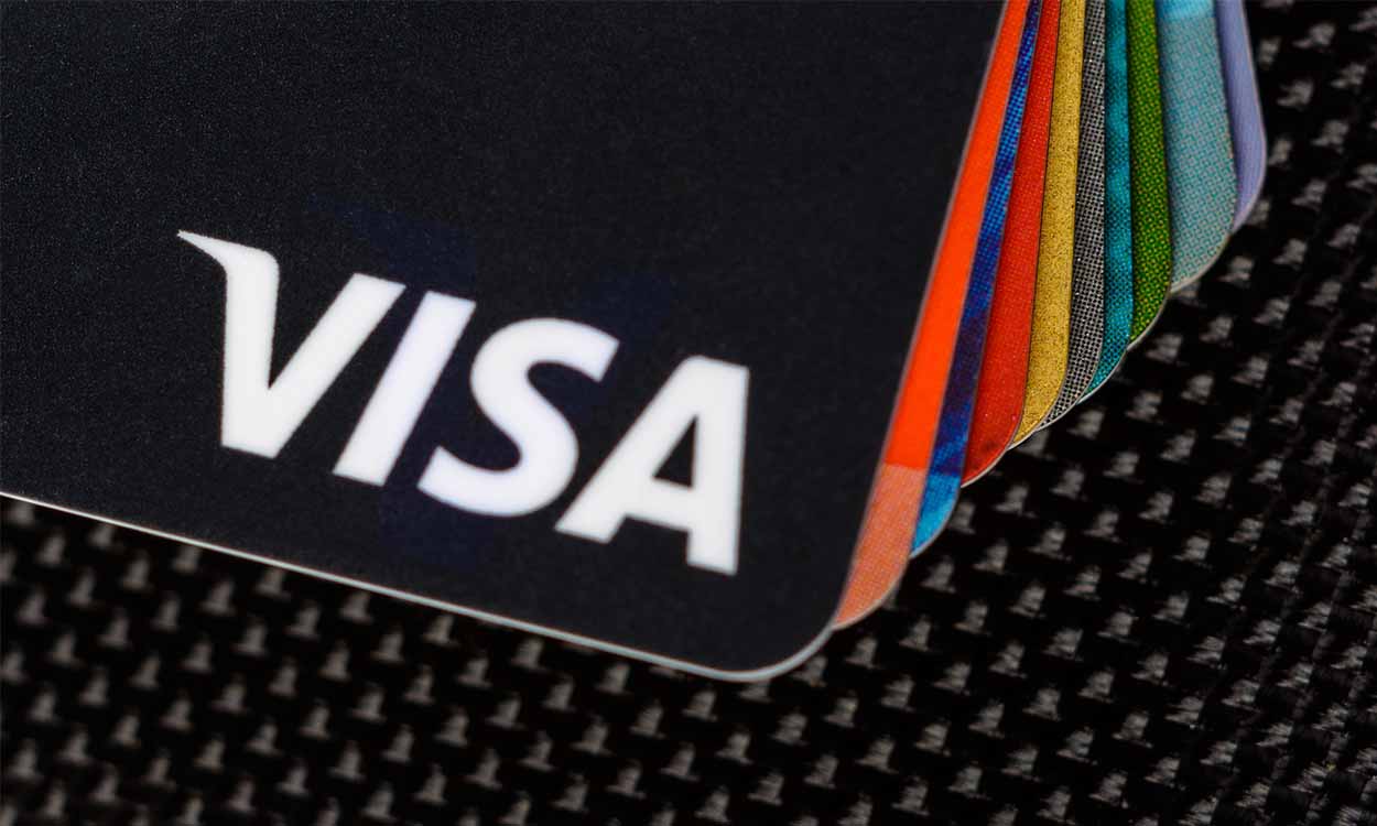 Vários cartões de crédito Visa empilhados.