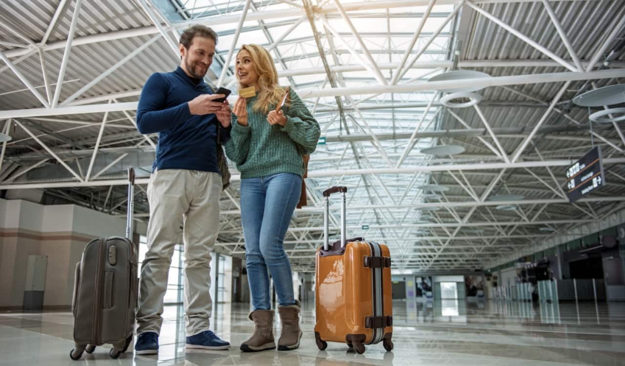 Casal com malas indo viajar