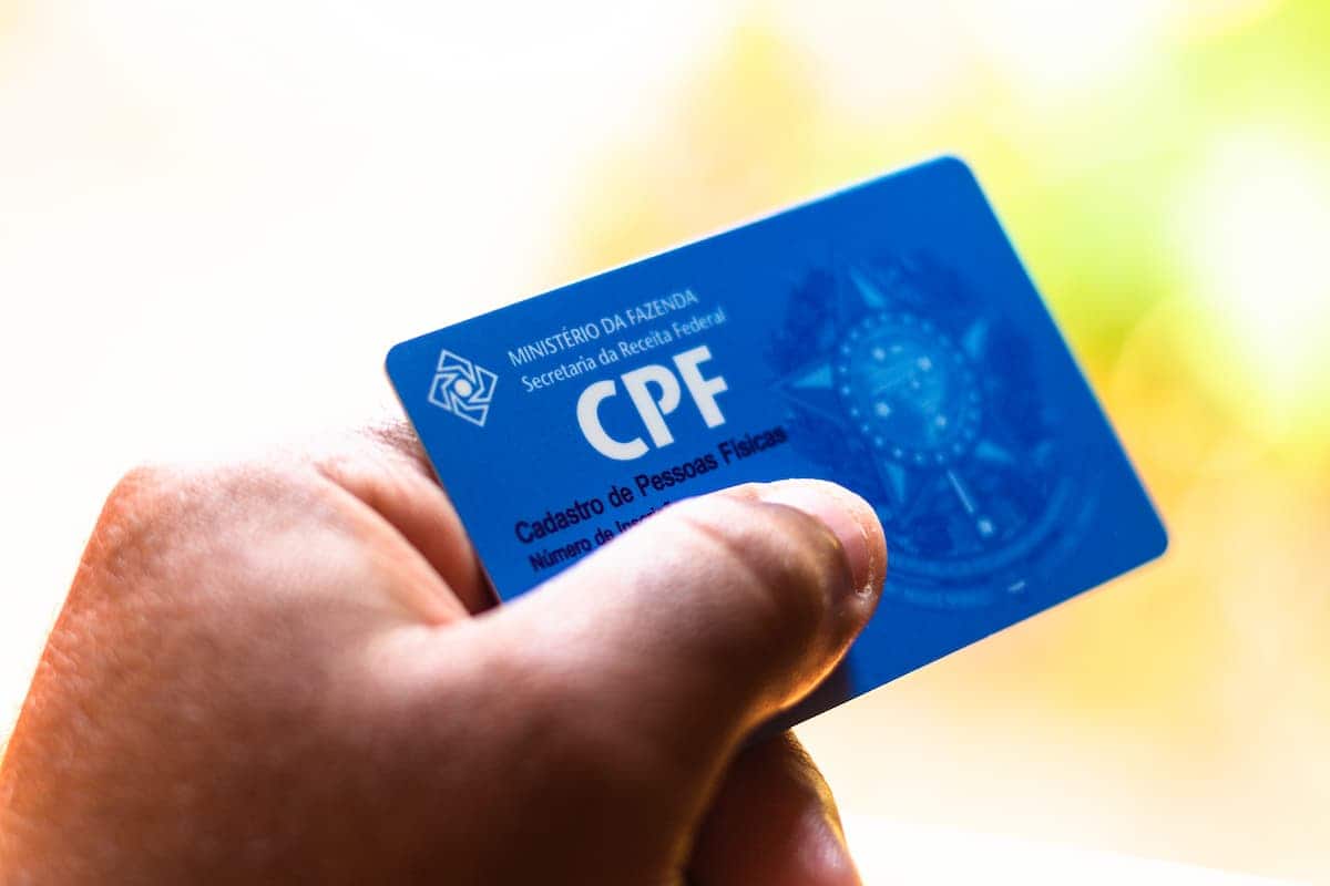 Cidadão segurando CPF em mãos