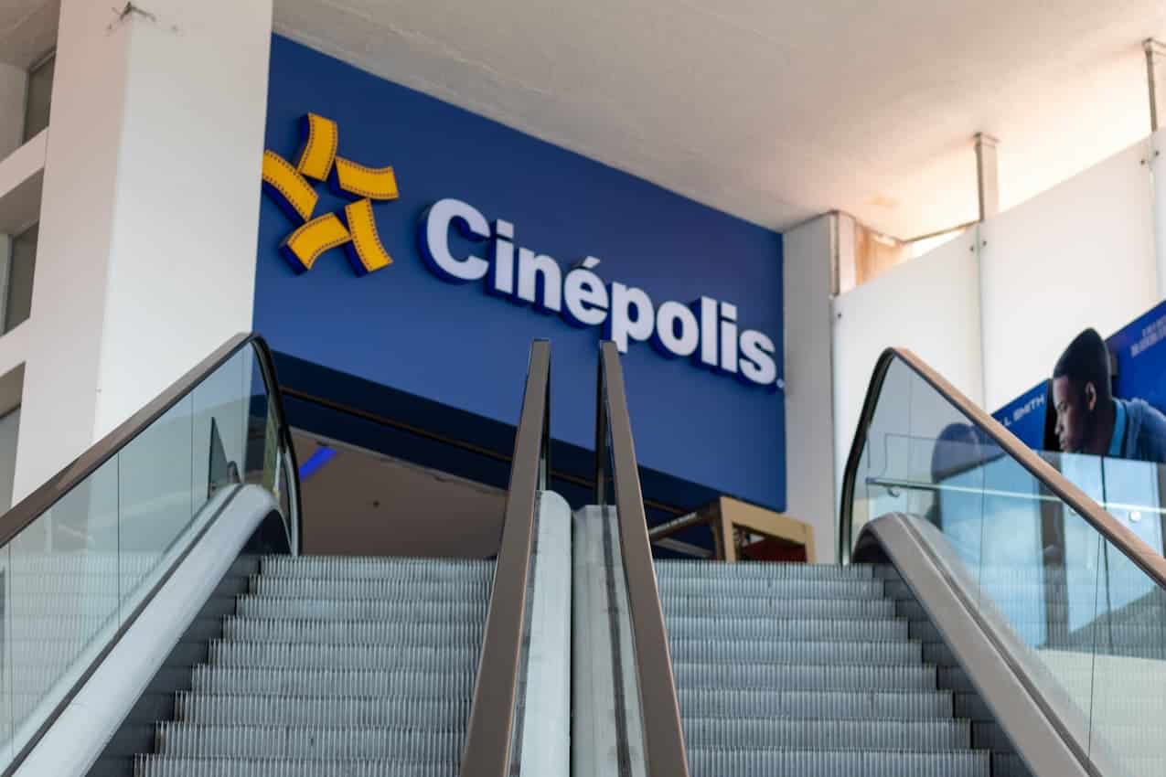 Duas escadas rolantes em frente à entrada de uma unidade do Cinépolis