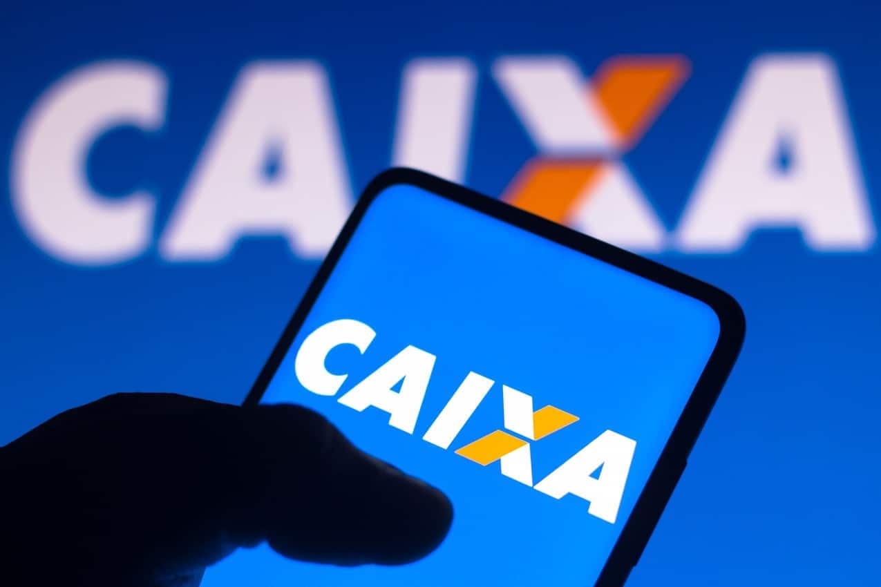 Na imagem, celular com aplicativo da Caixa aberto em tela inicial.
