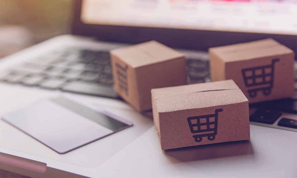 Caixa de compras em cima do computador e perto de um cartão após feriado fiscal