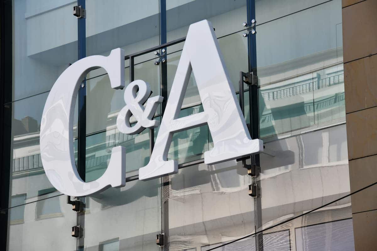 mastercard surpreenda Logotipo da C&A em fachada de loja da empresa de varejo