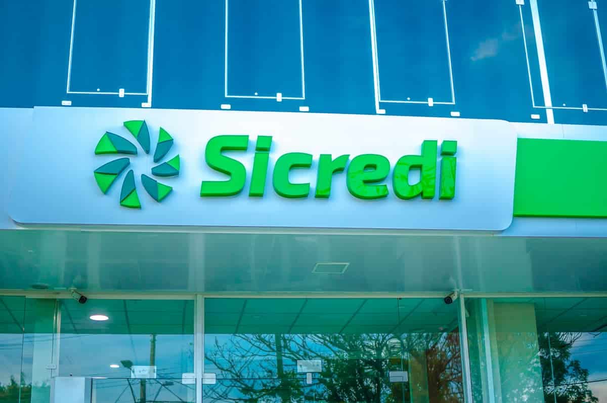 Fachada Sicredi com vidros e espelhos