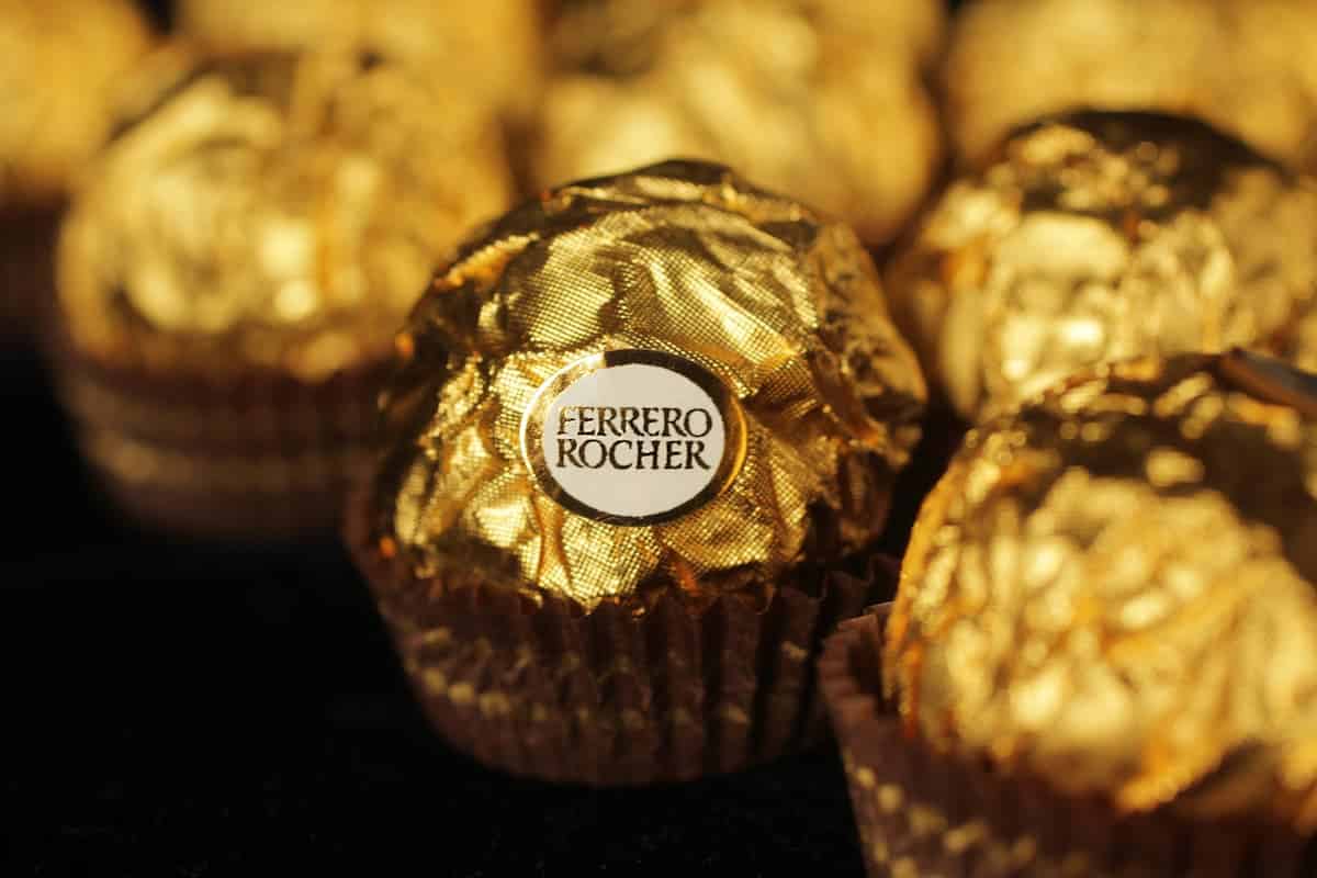 Bombons Ferrero Rocher sobre mesa
