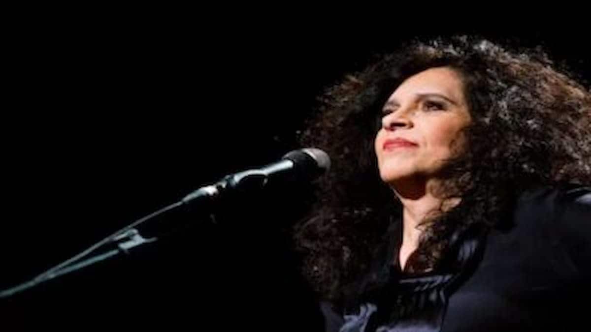 Gal Costa cantando em um microfone.