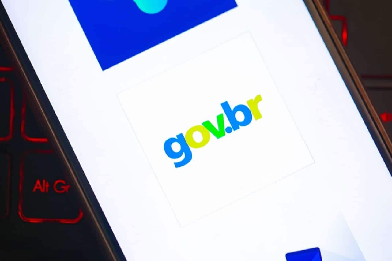 Imagem de um celular com a tela no app do Gov.br downloads
