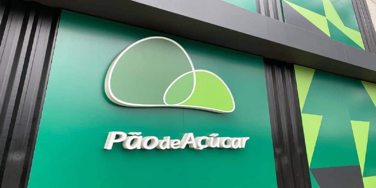 Fotografia da fachada de um supermercado do grupo Pão de Açúcar