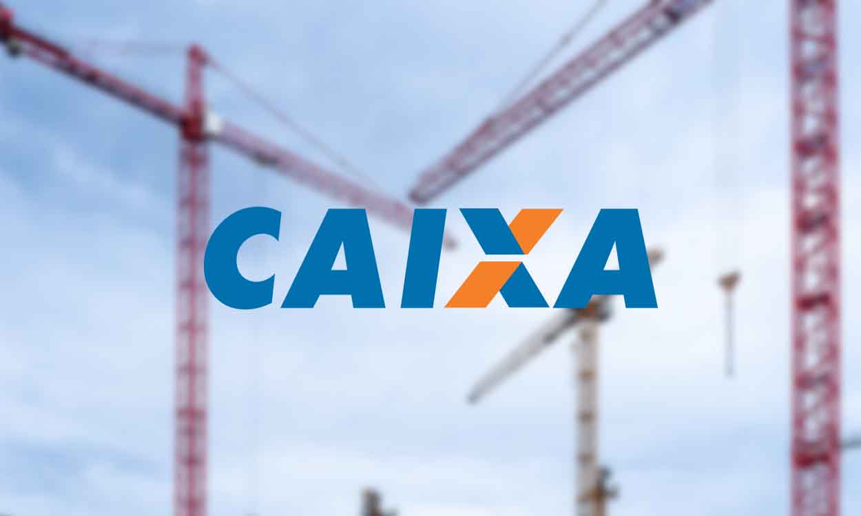 guindastes desfocados ao fundo e logo da Caixa em primeiro plano