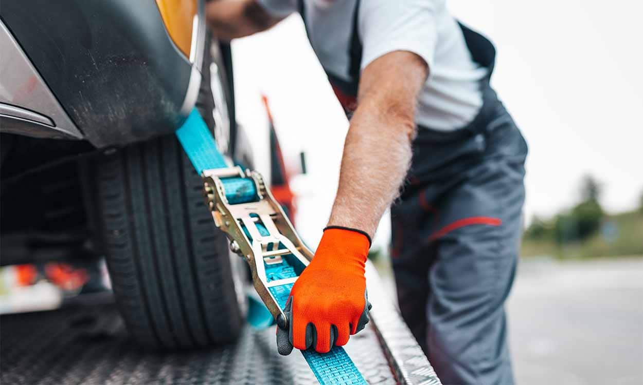 carro sendo preso em um guincho por uma corda especifica, após ser parado por bliz por alterações no veículo
