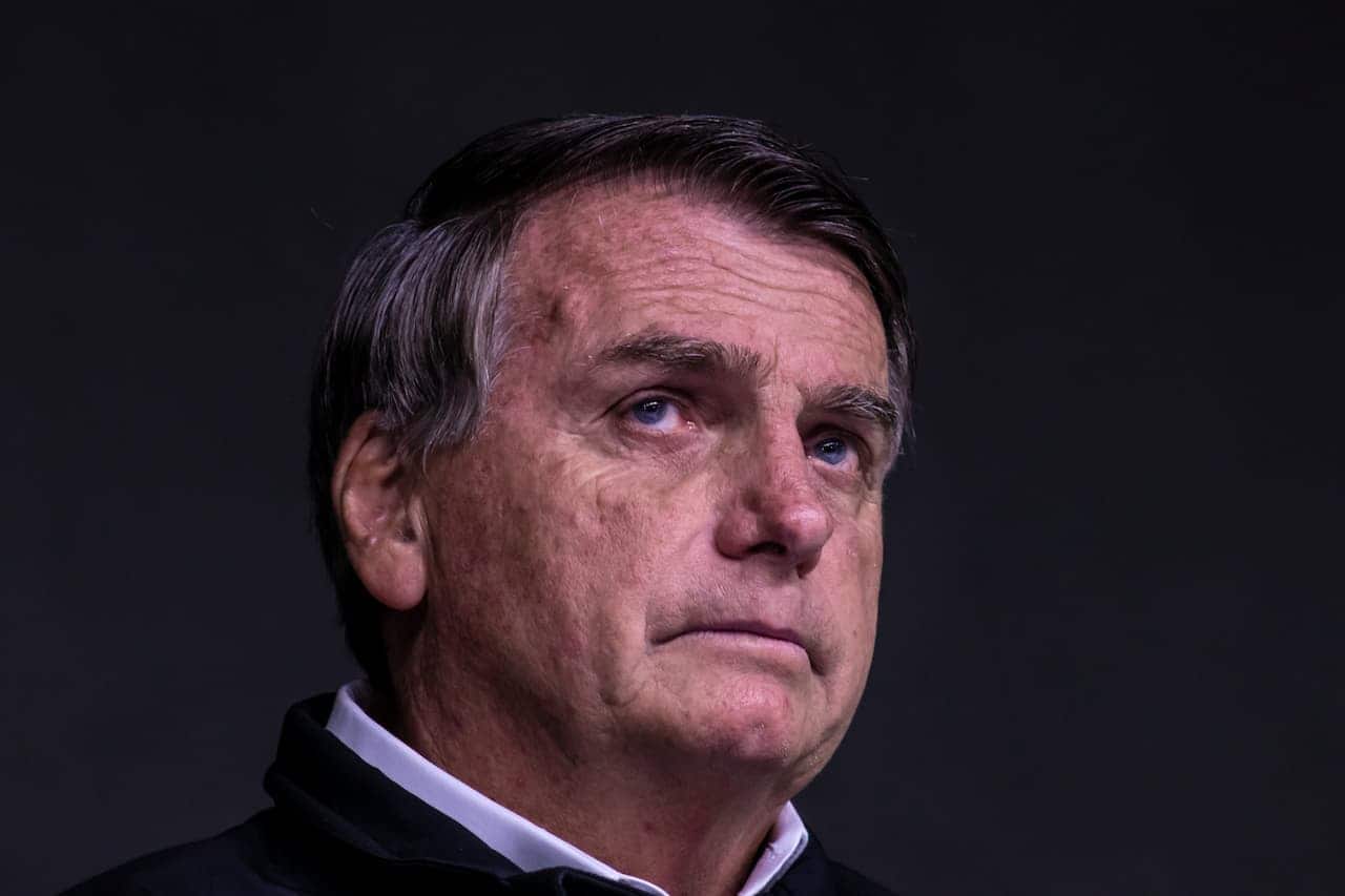 Ex-presidente Jair Bolsonaro com expressão séria e olhando para cima