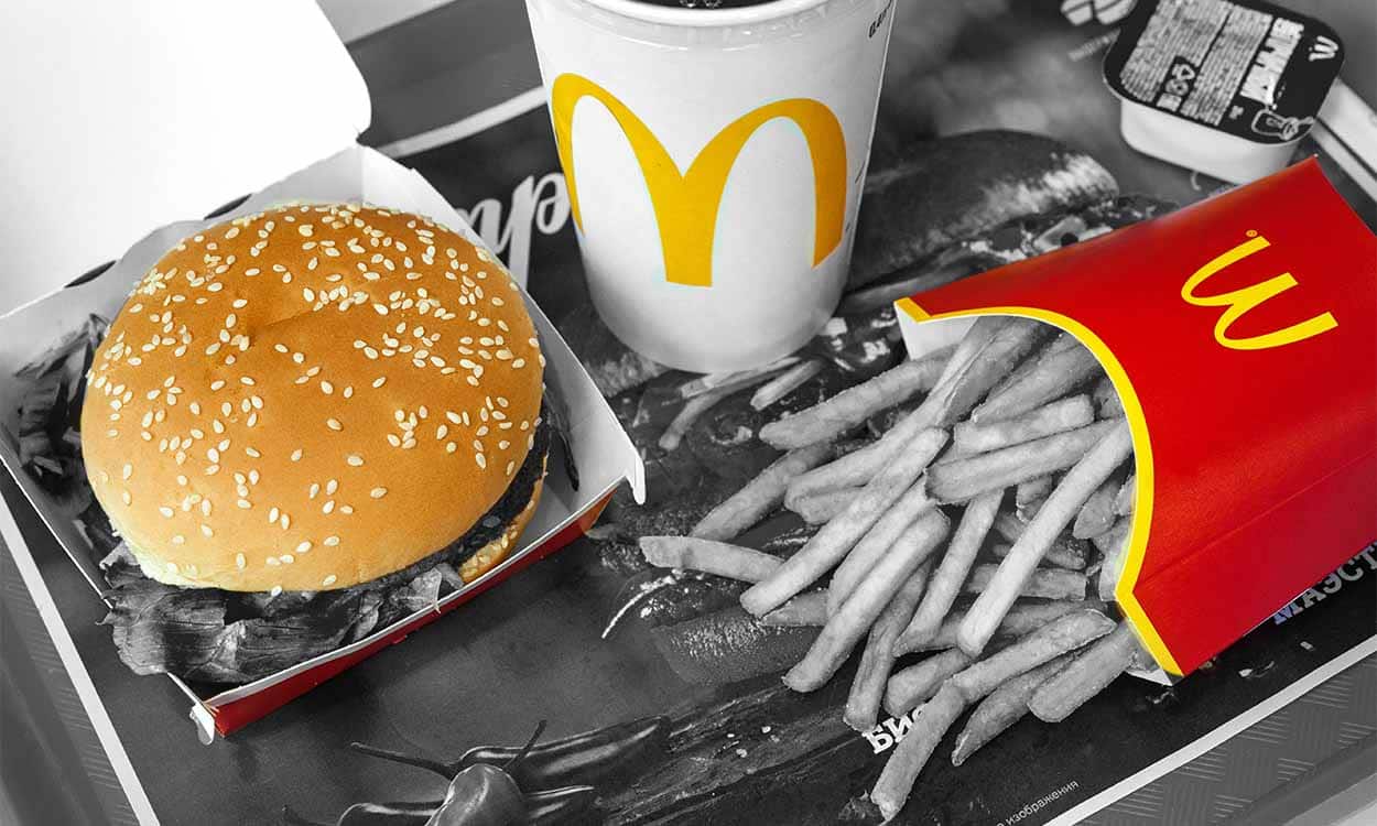 Bandeja McDonald's com lanche em destaque.