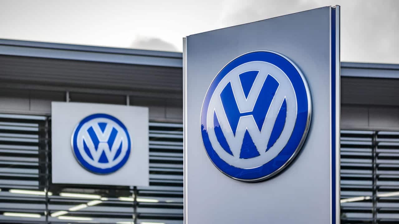Placa com o logo da Volkswagen