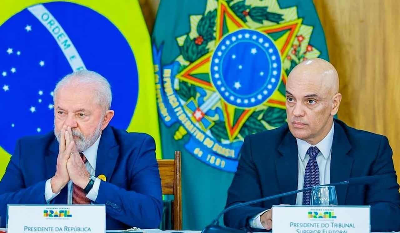 Presidente Lula e ministro Alexandre de Moraes sentados lado a lado
