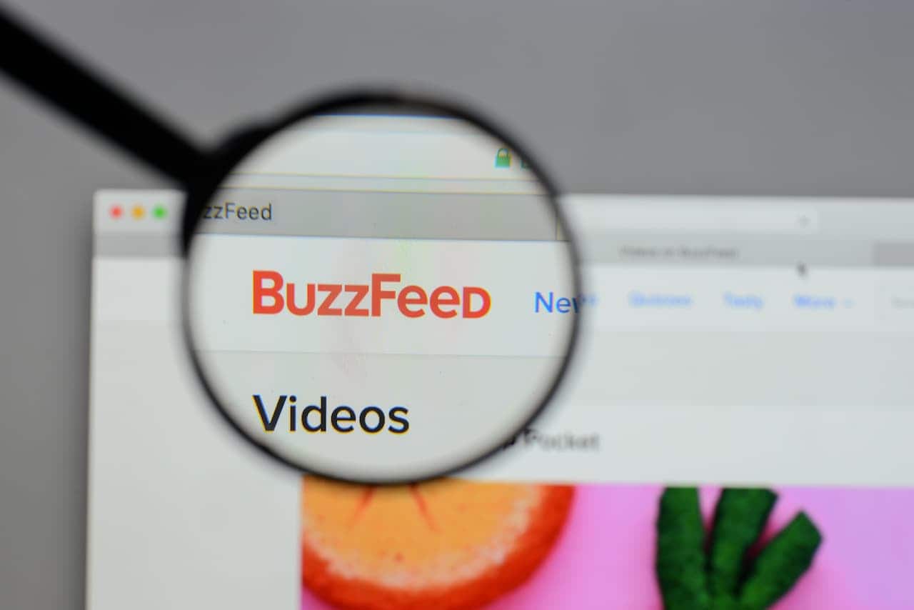 lupa observando tela no site BuzzFeed