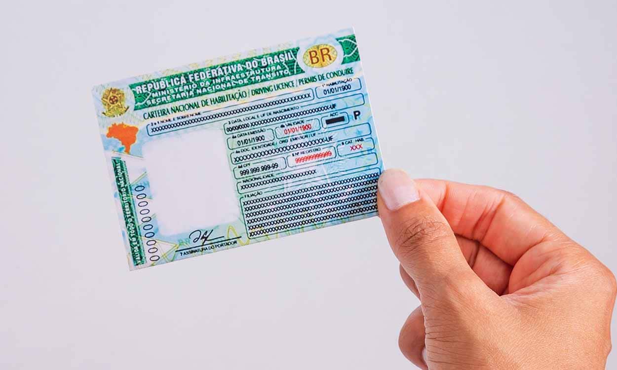 mão segurando CNH