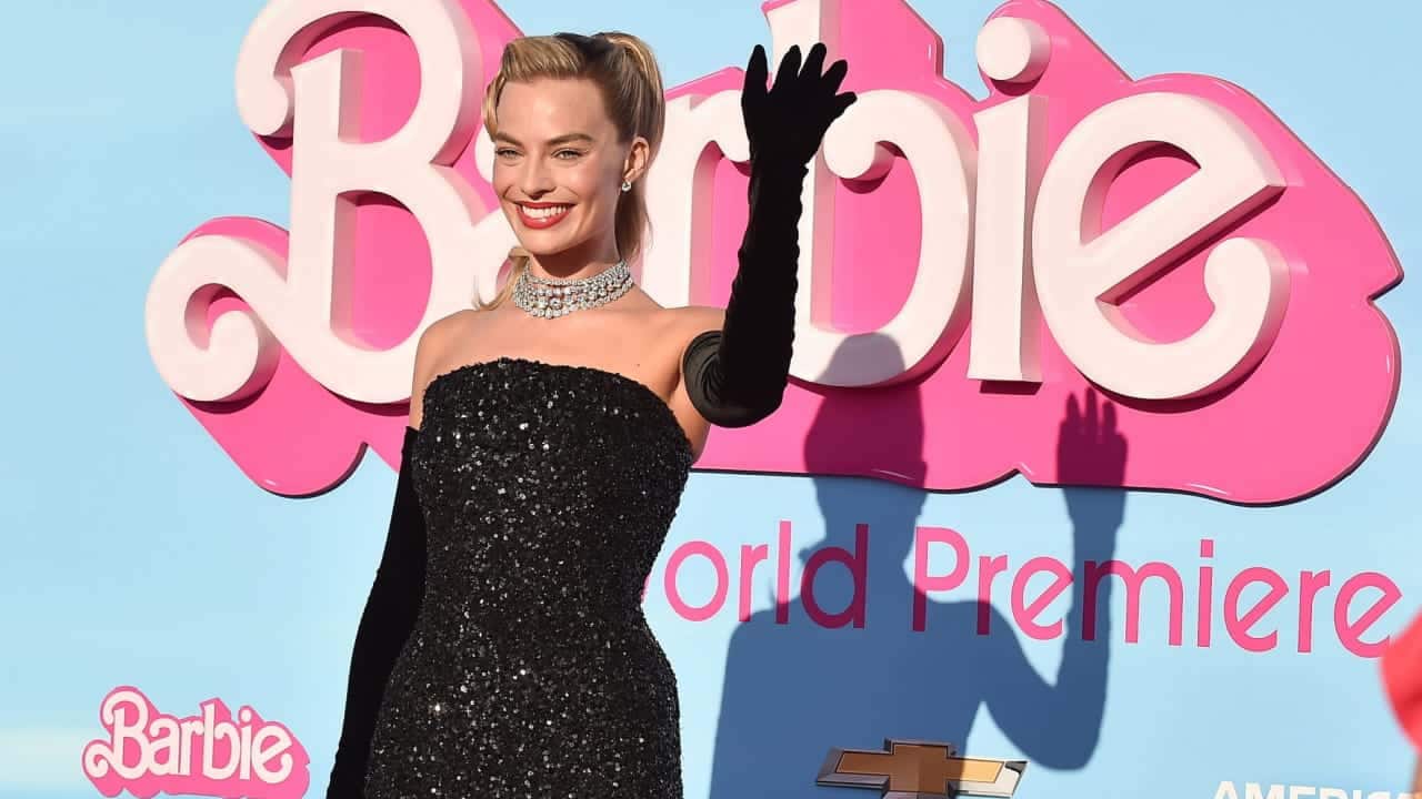 Margot Robbie posando para fotos durante a premiere do filme "Barbie"