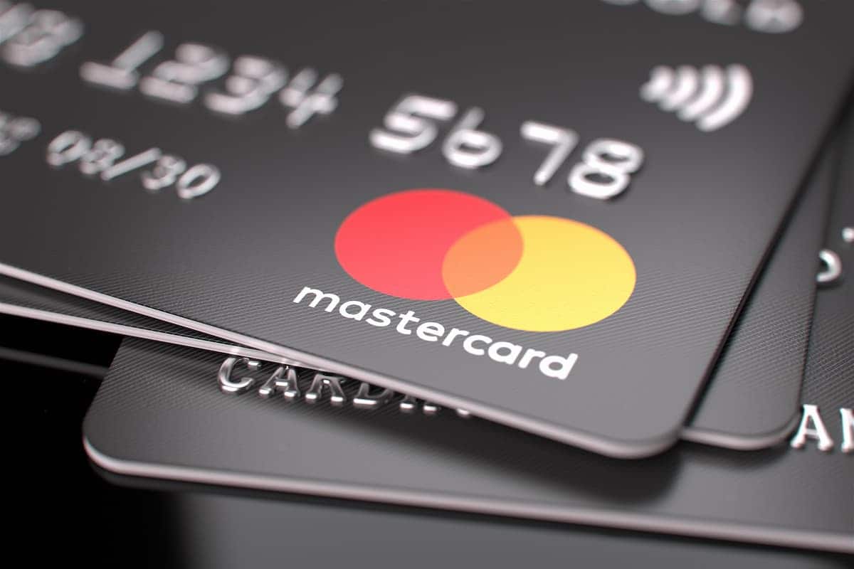 Cartões Mastercard empilhados em mesa