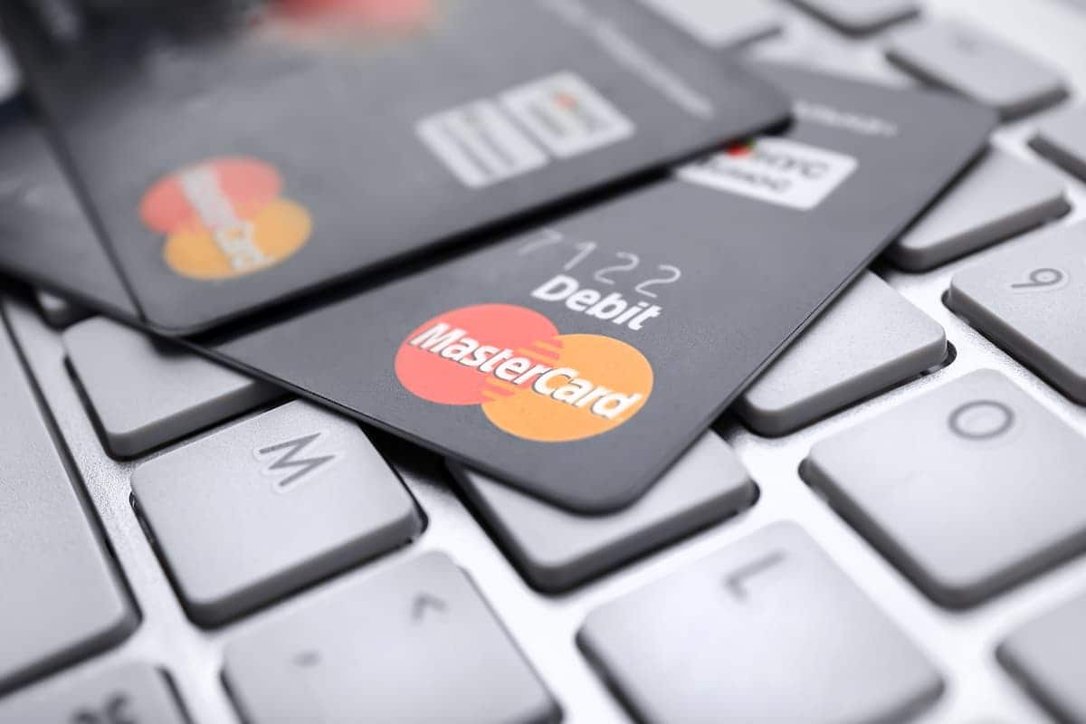 Cartões da bandeira Mastercard sobre teclado de notebook