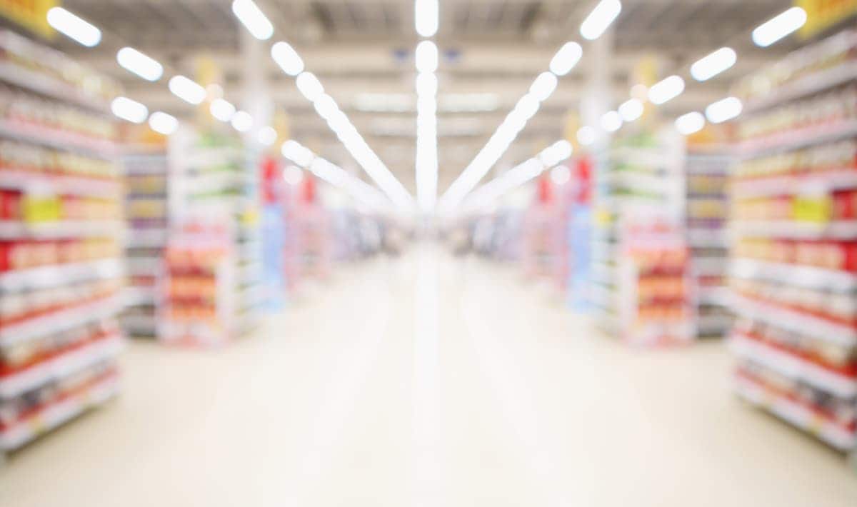 Prateleiras de supermercado e mercado em desfoque