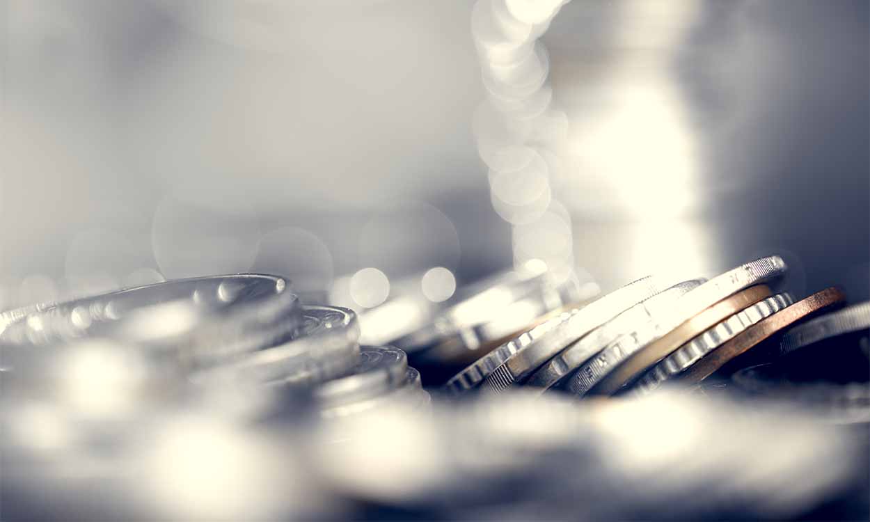 Foto mostra várias moedas empilhadas.