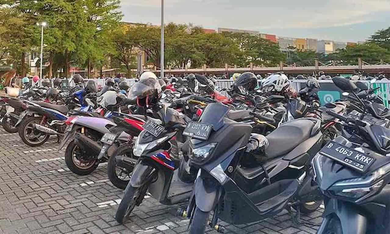 Fila de motos paradas em um estacionamento. moto
