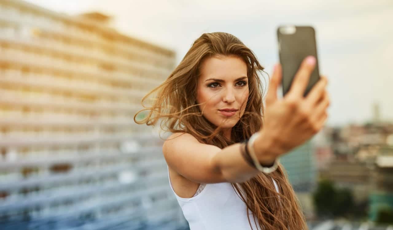 Mulher tirando as melhores selfies golpe