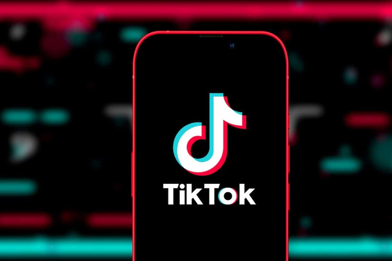 Na imagem, celular com a tela inicial do aplicativo TikTok aberta. tiktok shop