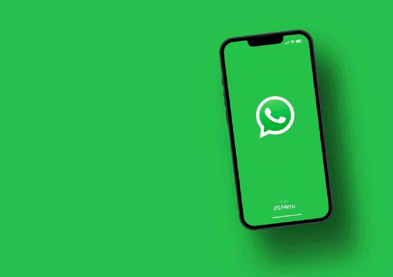 Imagem de um celular com a tela na logo do WhatsApp