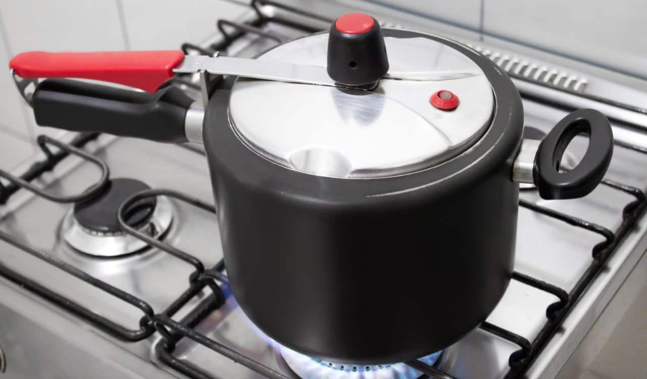 Panela de pressão no fogo