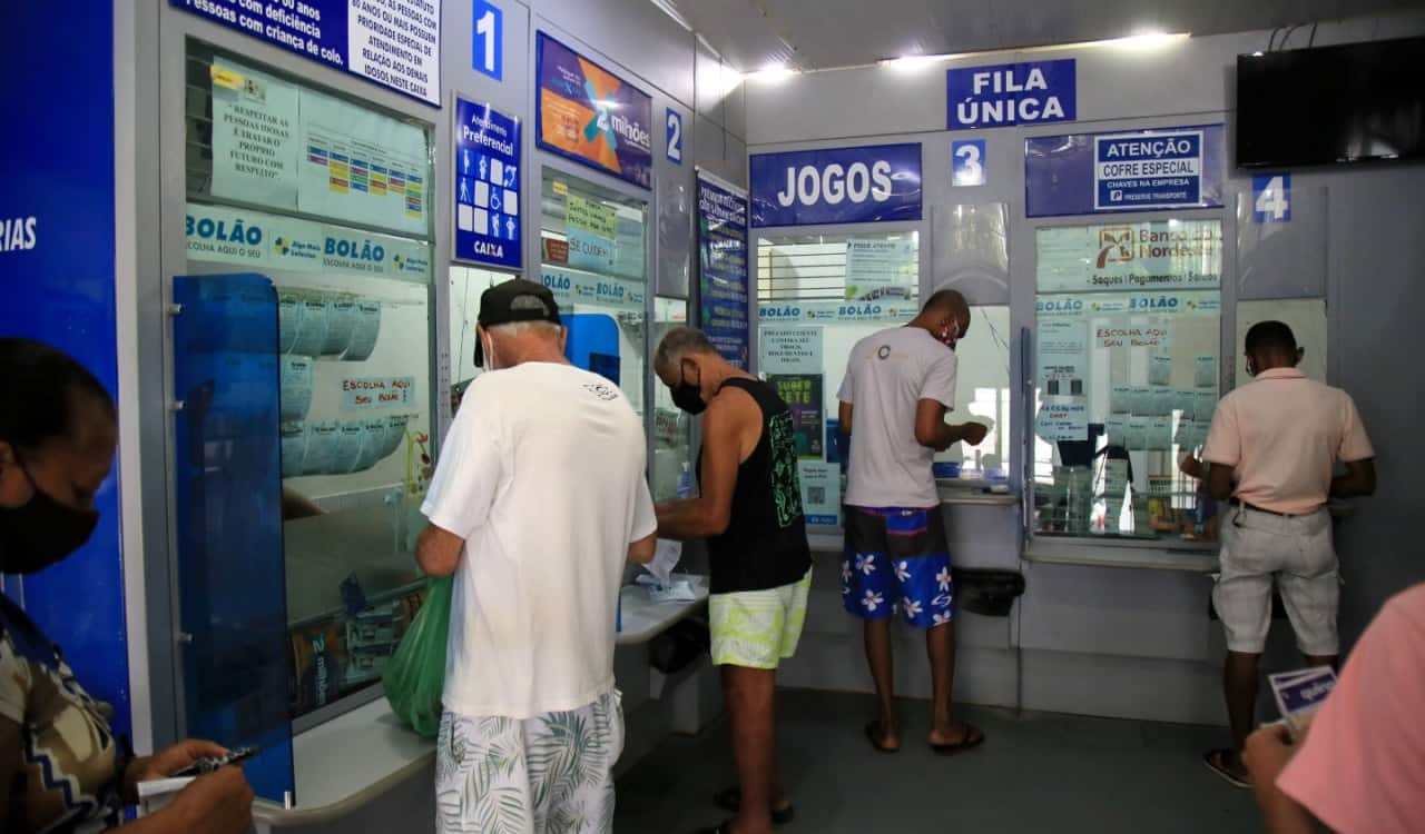 Pessoas dentro de uma lotérica