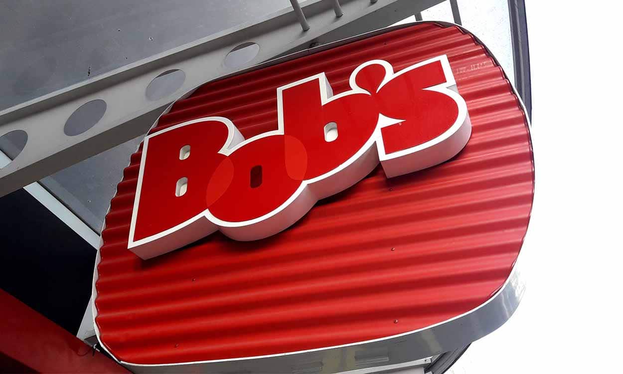 Placa de unidade do Bob's pendurada na fachada