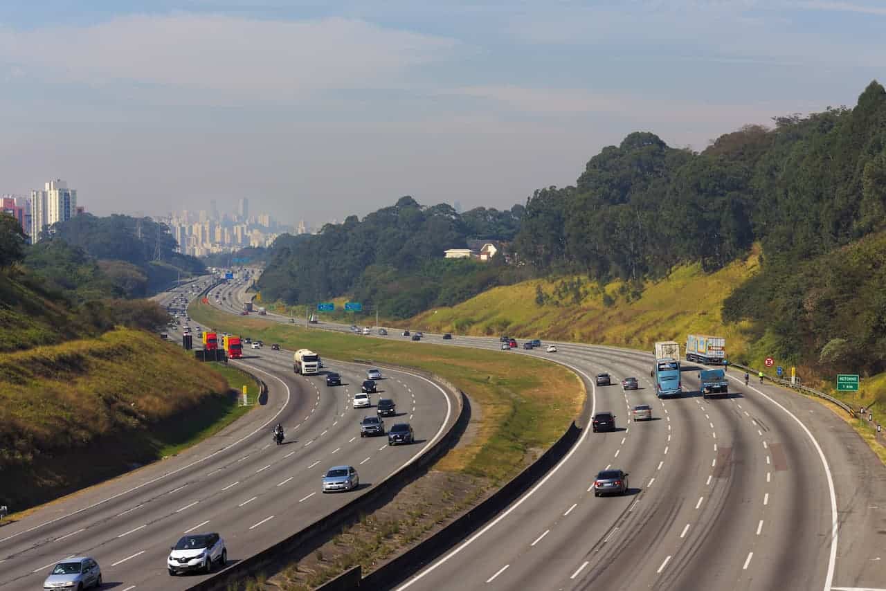 rodovias e vários veículos estradas