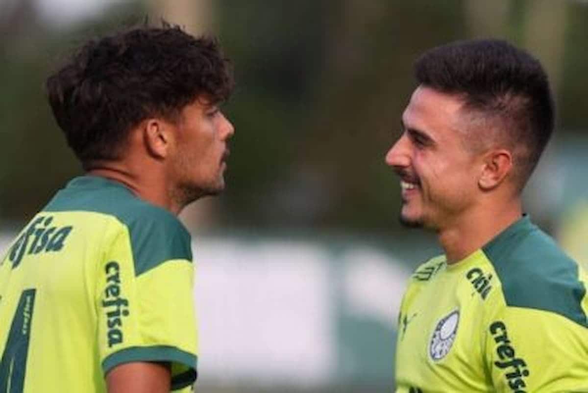 Gustavo Scarpa e Willian conversando em treino no Palmeiras